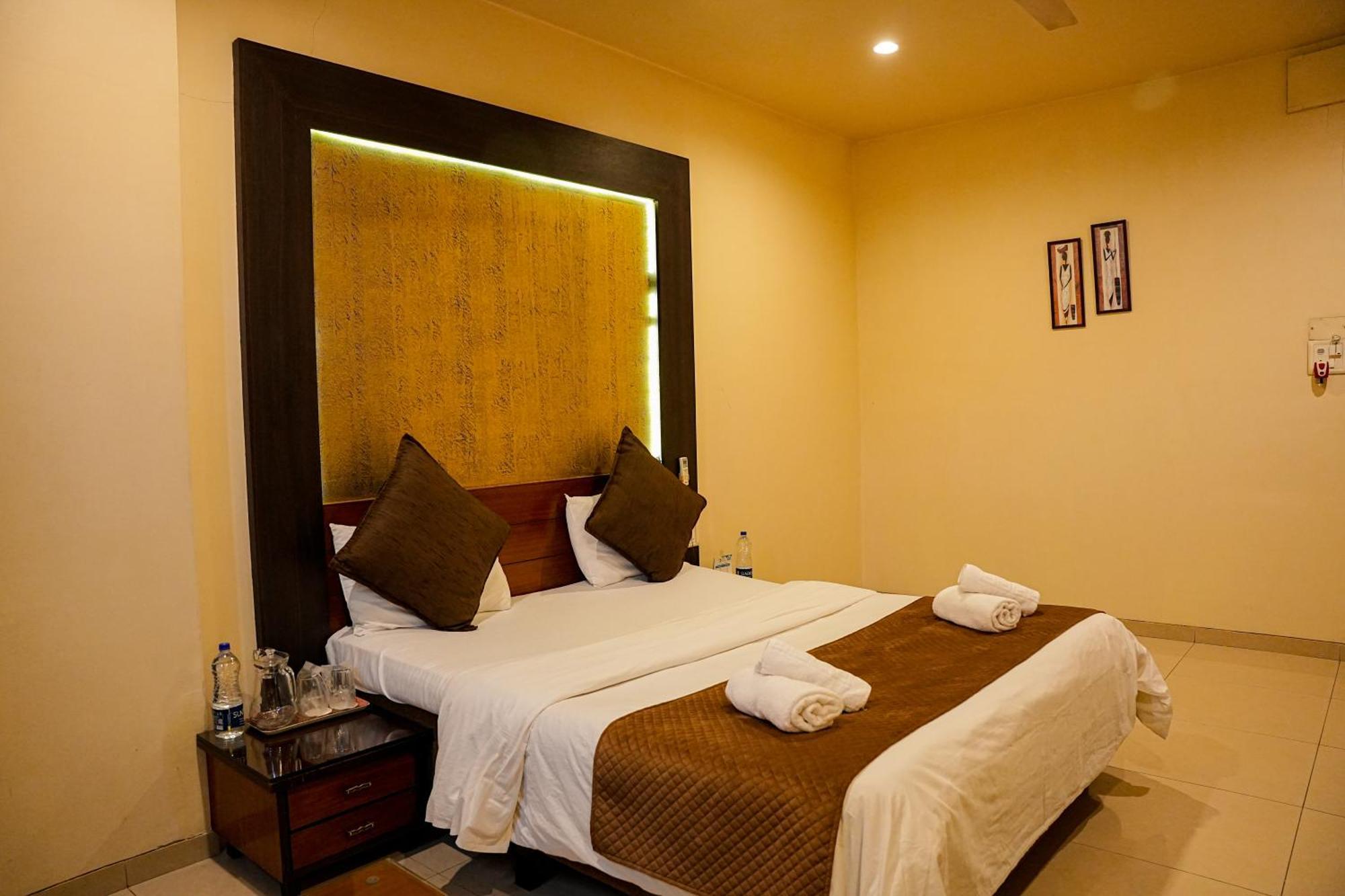 Yerandwane Hotel Viva Inn מראה חיצוני תמונה