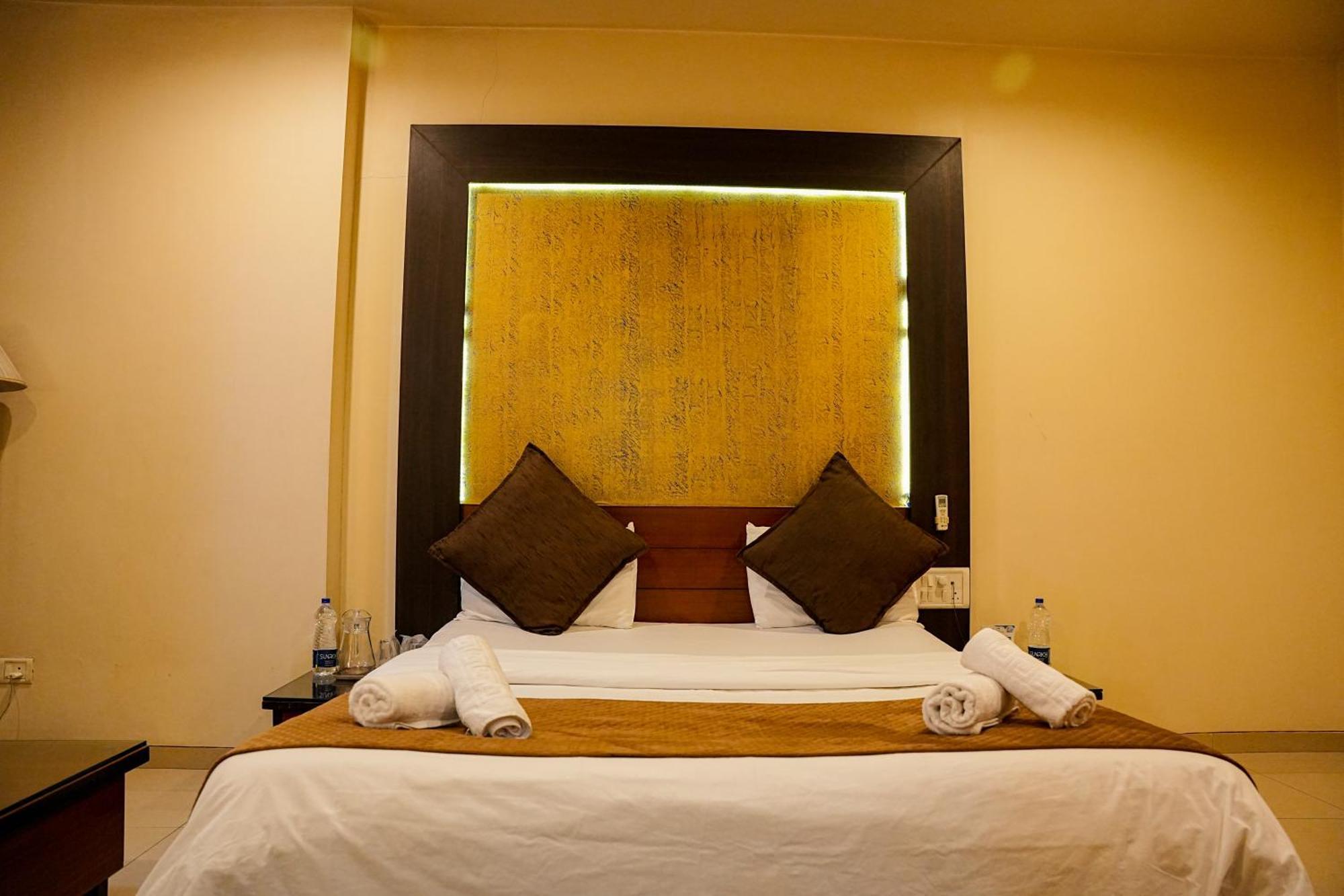 Yerandwane Hotel Viva Inn מראה חיצוני תמונה