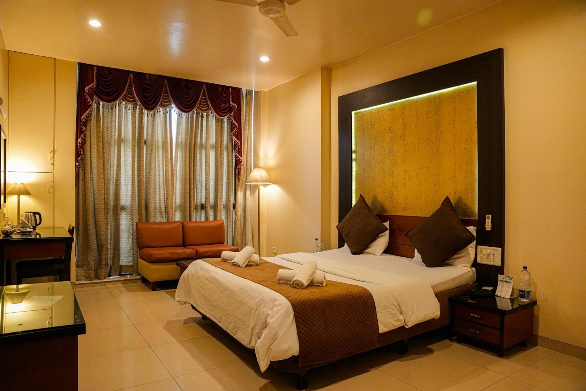 Yerandwane Hotel Viva Inn מראה חיצוני תמונה