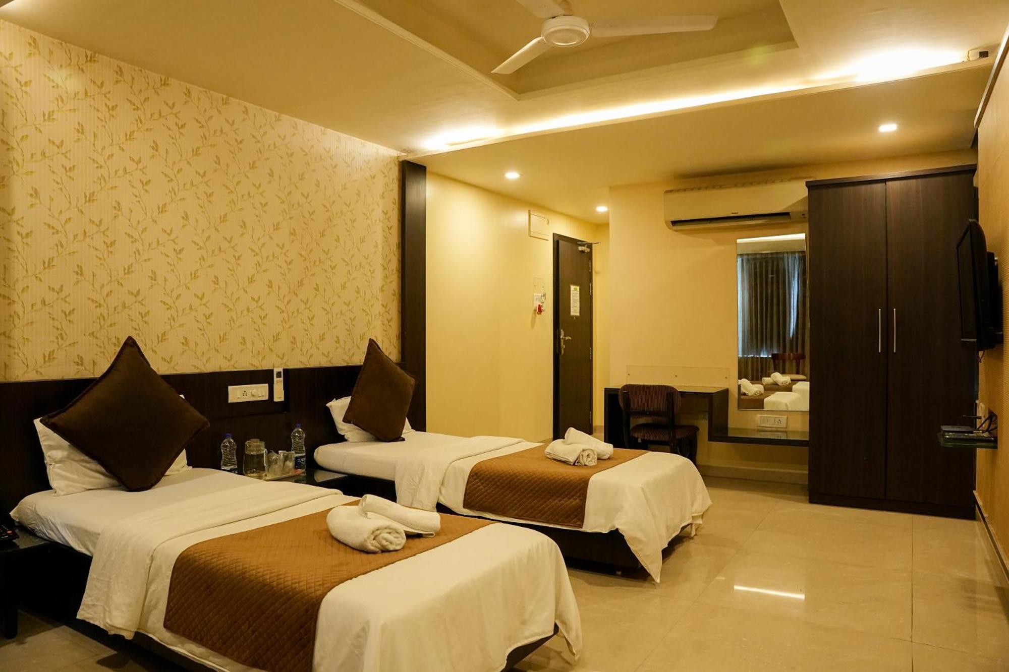 Yerandwane Hotel Viva Inn מראה חיצוני תמונה
