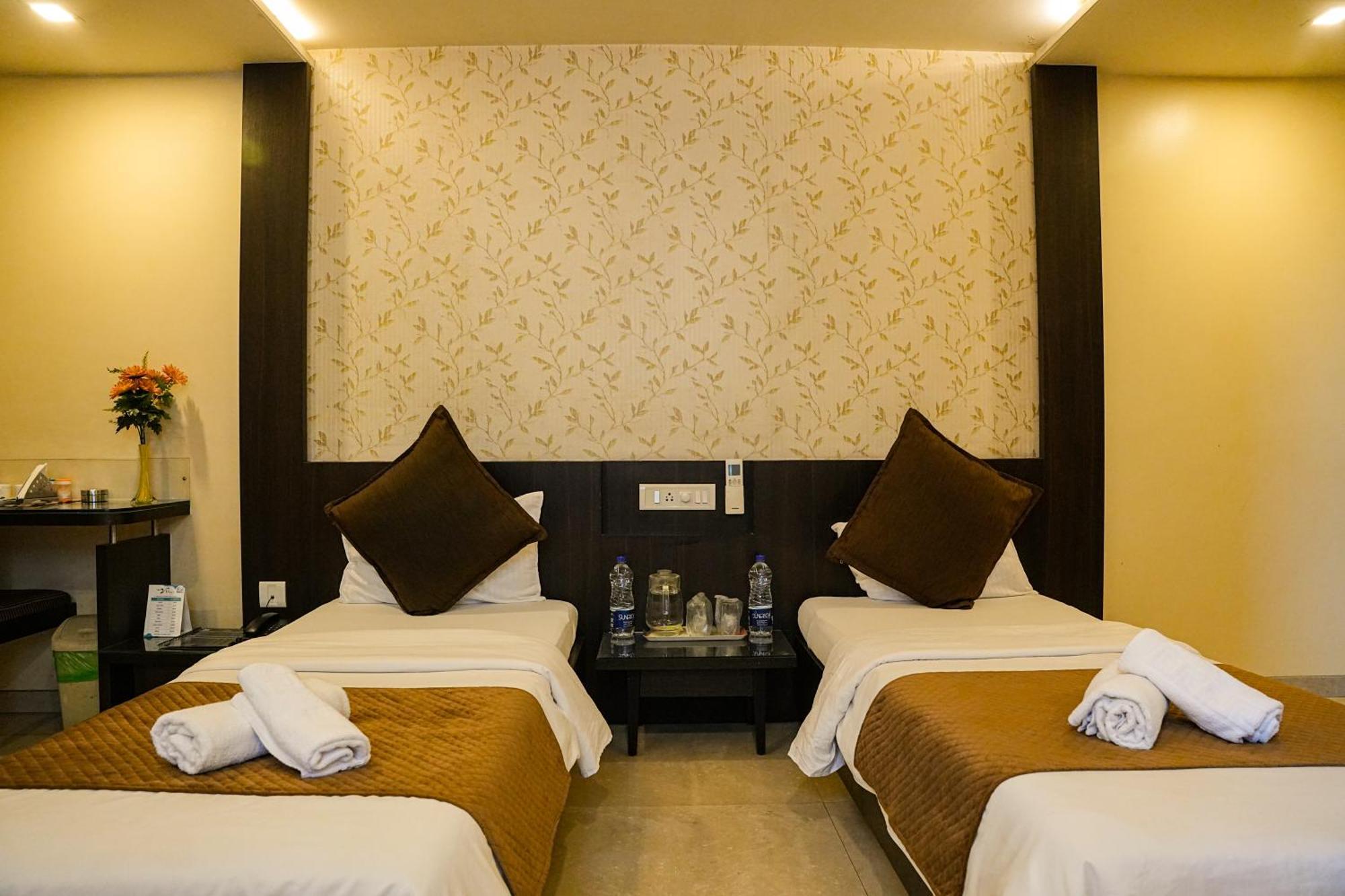 Yerandwane Hotel Viva Inn מראה חיצוני תמונה